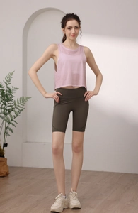 Detail von rosa Tencel-Baumwolle Yoga-Top mit olivgrünen Radlerhosen für professionellen Sport