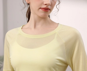 Détail du haut de yoga jaune clair avec empiècement en mesh respirant et manches raglan