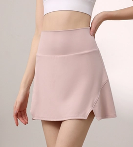 Dettaglio della gonna-pantalone da tennis rosa a vita alta con orlo asimmetrico e tessuto