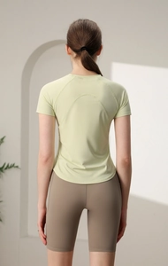 Vista posteriore della maglietta da yoga in nylon ad asciugatura rapida con cuciture rinforzate