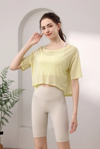 Detail des atmungsaktiven gelben Mesh-Yoga-Tops mit leichter Stoffstruktur und Passform