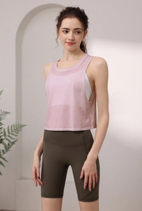 Detail eines rosa Yoga-Tops aus Tencel-Baumwolle mit olivgrünen Radlerhosen für Damen