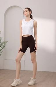 Gros plan d'un débardeur de sport côtelé et d'un short avec cordon de serrage sur un modèle