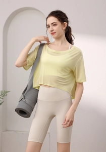 Details des atmungsaktiven gelben Mesh-Yoga-Shirts mit Sport-BH und Radlerhose