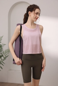 Nahaufnahme von rosa atmungsaktivem Yoga-Top und grüner Sporthose mit hoher Taille