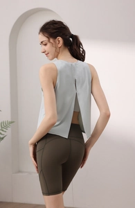 Dettaglio della canotta sportiva in nylon con schiena aperta per yoga e corsa