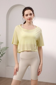 Details des atmungsaktiven gelben Sporttops und der beigen Radlerhose mit hohem Bund