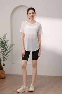 Détail du haut de yoga en maille blanche respirante avec col rond et tissu léger et transparent