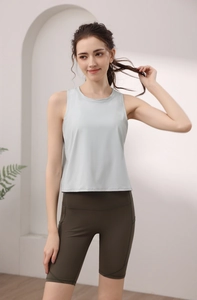 Dettaglio del gilet sportivo in nylon grigio chiaro con pantaloncini da ciclismo verde oliva