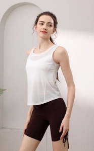 Dettaglio canotta sportiva in Lyocell bianco con pantaloncini yoga a vita alta e coulisse