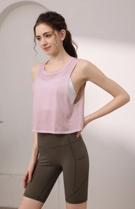 Detailansicht des atmungsaktiven Tencel-Stoffs und der Seitentasche an der Yoga-Shorts