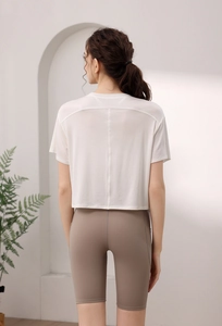 Detailansicht des weißen feuchtigkeitstransportierenden T-Shirts und High-Waist-Shorts