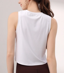 Détail du débardeur de sport blanc côtelé avec coupe ajustée et texture athlétique