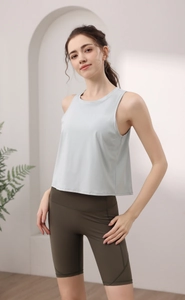 Dettaglio del gilet sportivo in nylon azzurro e pantaloncini da ciclista a vita alta