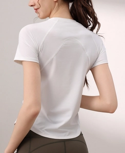 Dettaglio della maglia sportiva bianca traspirante con cuciture curve e design ergonomico