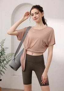Détail d'un haut de yoga rose en Tencel avec nœud latéral élégant pour le fitness