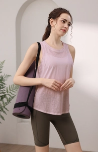 Dettaglio del top da yoga in cotone tencel rosa con trama traspirante e leggera