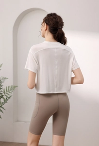 Makro-Detail des atmungsaktiven Tencel-Yoga-Tops mit hochwertigen Rückennähten und Textur
