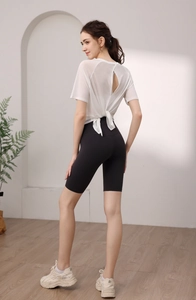 Détail du haut de yoga avec dos ajouré et tissu tencel léger pour le sport et le fitness