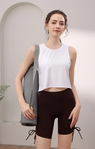 Détail du débardeur de sport blanc côtelé et du short marron à cordon de serrage