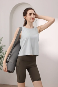 Dettaglio del gilet da corsa in nylon leggero e degli shorts da yoga a vita alta