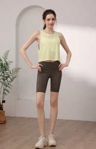 Nahaufnahme des atmungsaktiven Tencel-Baumwolle Yoga-Tops mit weicher Stoffstruktur