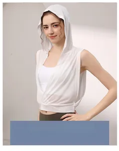 Vue détaillée d'un débardeur de yoga blanc à capuche avec taille cintrée et tissu respirant