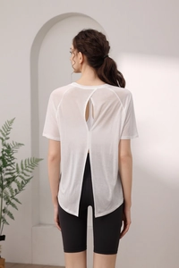 Détail du design dos fendu respirant sur ce t-shirt de yoga blanc en tencel léger