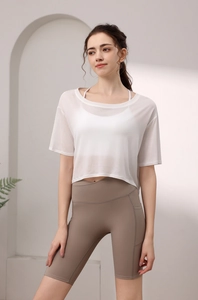 Detail von weißem Yoga-Oberteil und Khaki-Radlerhose mit hoher Taille und Tasche
