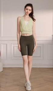 Women's jacquard yoga vest and green high-waisted cycling shorts with stitching detail