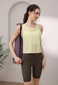 Detail von gelbem Sport-Top und olivgrüner High-Waist-Shorts aus atmungsaktivem Stoff