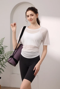 Détail du haut de yoga en maille blanche avec texture respirante et fente latérale