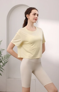 Detailansicht des atmungsaktiven gelben Tencel-Yogashirts mit feuchtigkeitsableitendem Stoff