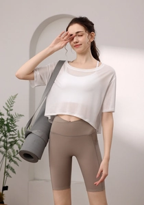 Detailansicht der Mokka Yoga-Shorts mit Kreuztaille und Seitentasche für Damen