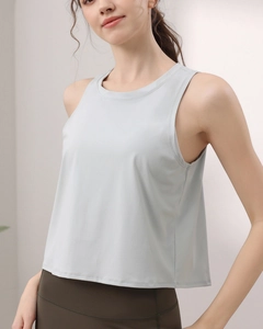 Dettaglio della canotta da yoga grigio chiaro senza maniche in tessuto nylon traspirante