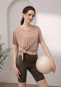 Détail du haut de yoga rose en tencel avec nœud décoratif et short de cyclisme taille haute