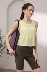 Detail von atmungsaktiver Yoga-Weste aus Tencel-Baumwolle mit olivgrünen Shorts