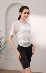Détail d'un t-shirt de yoga blanc semi-transparent avec fentes latérales et tissu respirant