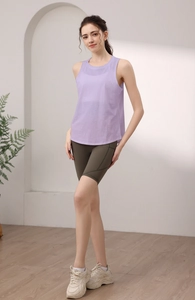 Dettaglio della canotta da yoga senza maniche lavanda e dei pantaloncini da ciclista verdi