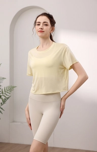 Detail eines locker sitzenden Tencel-Yoga-Tops mit elastischen Shorts in hellgelber Farbe