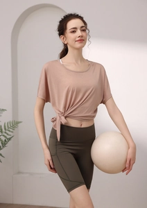 Détail du haut de yoga en tencel avec nœud latéral et ensemble short cycliste vert