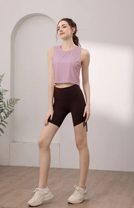 Détail du gilet de yoga côtelé lavande et du short marron à cordon de serrage latéral
