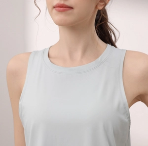 Dettaglio dello scollo rotondo e delle cuciture su un gilet sportivo in nylon grigio-blu