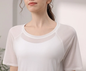 Gros plan du haut de yoga en Tencel semi-transparent avec manches raglan et design