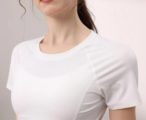 Dettaglio del tessuto a rete bianco traspirante su maglietta da yoga con maniche raglan