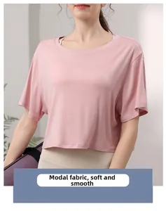 Détail du crop top rose en modal montrant la texture douce du tissu pour le yoga et sport