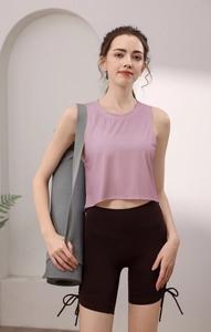Détail du crop top de sport côtelé rose et short marron avec nœuds à cordon