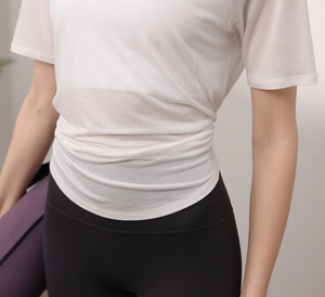 Détail du haut de yoga respirant et du legging avec un tapis de yoga violet