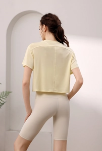 Rückansicht eines hellgelben kurzärmeligen Sport-T-Shirts mit feiner Strickstruktur