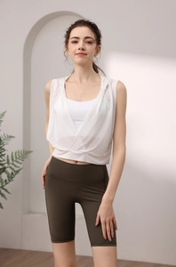 Débardeur de yoga blanc à capuche avec short de cyclisme taille haute vert olive